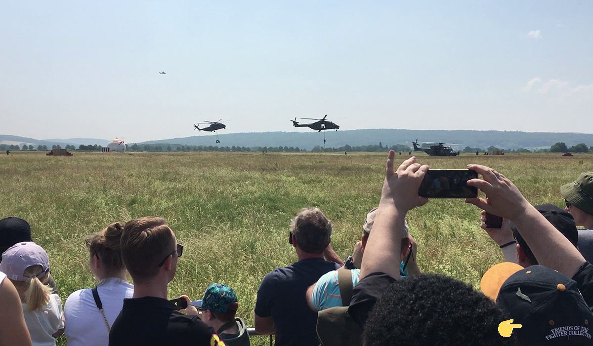 Tag der Bundeswehr 2023 in Bückeburg: ein CH-53 kommt dazu und bringt einen Wiesel mit