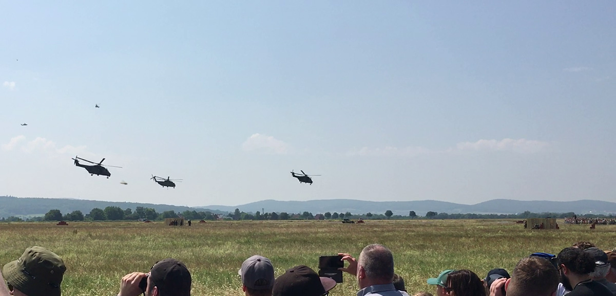 Tag der Bundeswehr 2023 in Bückeburg: NH-90 und CH-53 fliegen ab, während Tiger Unterstützung leisten.